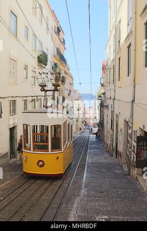 La bellissima Ascensor da Bica funicolare a Lisbona, Portogallo Foto Stock