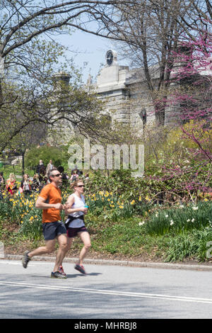 Paio di jogging sul percorso briglia nella parte anteriore del serbatoio del rivellino sud, al Central Park di New York, Stati Uniti d'America Foto Stock