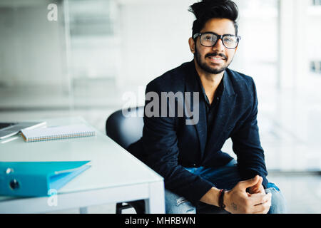 Giovane imprenditore sognante nel soddisfare il pensiero di visione aziendale di pianificazione di Outlook futuro progetto idea al lavoro con il computer portatile, il successo di una felice vita contemplativa Foto Stock