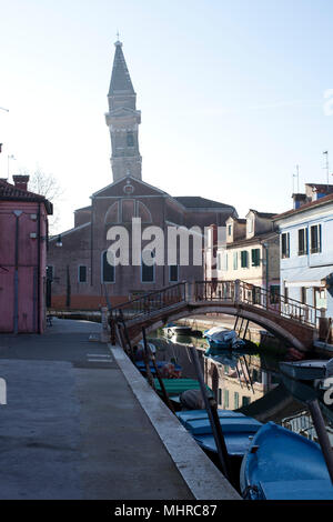 Burano italia pendente torre della chiesa Foto Stock