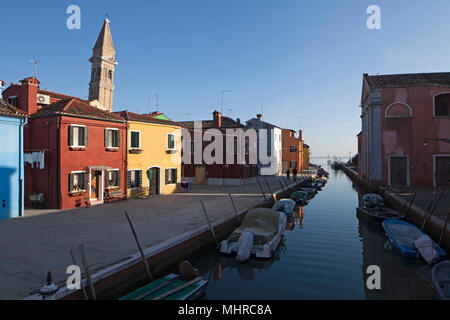 Burano pendente torre della chiesa in italia Foto Stock