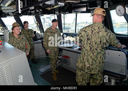 Vice Adm. Luca McCollum, Capo della Riserva Marina e comandante, Navy Reserve vigore, parla con la Cmdr. Christopher Marvin, comandante della USS Detroit (LCS 7), durante un tour della nave a bordo Naval Station Mayport Fla., Marzo 11, 2018. McCollum visitato Florida in base unità di riserva in Jacksonville, Mayport e Blount Island a parlare con i marinai circa il futuro della riserva marina. Foto Stock