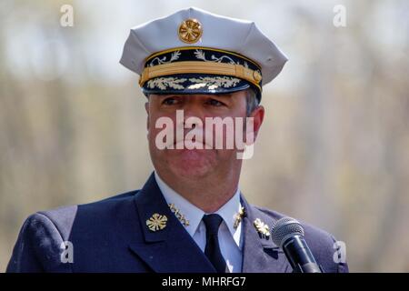 Philadelphia, PA, Stati Uniti d'America. Il 2 maggio, 2018. Fire Commissario Adam Thiel parla all'annuale fiamma viva memoriale di servizio per onorare i soccorritori perso sul dazio in città. Credito: Michael Candelori/ZUMA filo/Alamy Live News Foto Stock