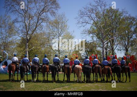 Philadelphia, PA, Stati Uniti d'America. Il 2 maggio, 2018. Cavallo-polizia montata frequentare l annuale fiamma viva memorial servië per onorare i soccorritori perso sul dazio in città. Credito: Michael Candelori/ZUMA filo/Alamy Live News Foto Stock