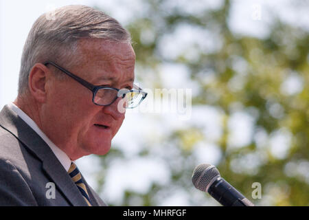 Philadelphia, PA, Stati Uniti d'America. Il 2 maggio, 2018. Mayor Jim Kenney parla all'annuale fiamma viva memoriale di servizio per onorare i soccorritori perso sul dazio in città. Credito: Michael Candelori/ZUMA filo/Alamy Live News Foto Stock