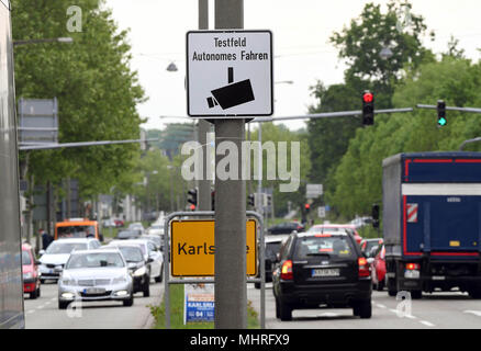 02 maggio 2018, Germania, Karlsruhe: un segno a leggere 'area di test per un'autonomia di guida' a Ostring. La zona di prova venga ufficialmente aperto il 03 maggio a Karlsruhe. Foto: Uli Deck/dpa Foto Stock