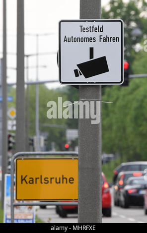 02 maggio 2018, Germania, Karlsruhe: un segno a leggere 'area di test per un'autonomia di guida' a Ostring. La zona di prova venga ufficialmente aperto il 03 maggio a Karlsruhe. Foto: Uli Deck/dpa Foto Stock