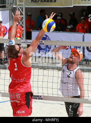 Manila, Filippine. Il 3 maggio, 2018. Felix Friedl (L) dell'Austria blocca durante gli uomini di qualifiche del round 1 match contro Ludvig Simonsson e Linus Frantzich di Svezia presso la FIVB Beach Volleyball World Tour a Manila nelle Filippine, il 3 maggio 2018. Massimiliano Trummer e Felix Friedl ha vinto 2-0. Credito: Rouelle Umali/Xinhua/Alamy Live News Foto Stock