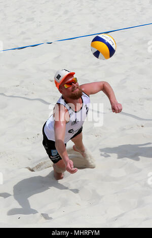 Manila, Filippine. Il 3 maggio, 2018. Linus Frantzich di Svezia immersioni durante gli uomini di qualifiche del round 1 match contro Felix Friedl e Massimiliano Trummer d'Austria alla FIVB Beach Volleyball World Tour a Manila nelle Filippine, il 3 maggio 2018. Ludvig Simonsson e Linus Frantzich perso 0-2. Credito: Rouelle Umali/Xinhua/Alamy Live News Foto Stock