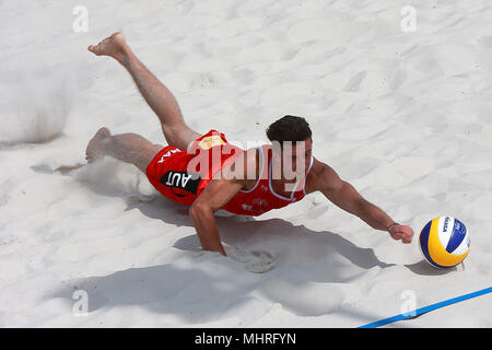 Manila, Filippine. Il 3 maggio, 2018. Massimiliano Trummer dell'Austria immersioni durante gli uomini di qualifiche del round 1 match contro Ludvig Simonsson e Linus Frantzich di Svezia presso la FIVB Beach Volleyball World Tour a Manila nelle Filippine, il 3 maggio 2018. Massimiliano Trummer e Felix Friedl ha vinto 2-0. Credito: Rouelle Umali/Xinhua/Alamy Live News Foto Stock