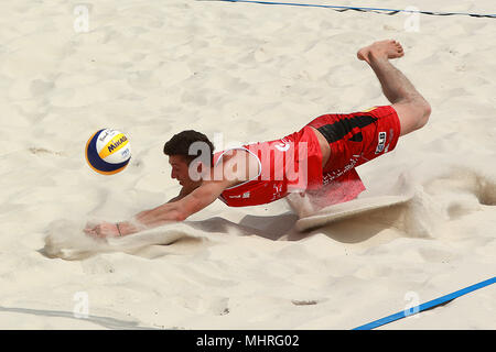 Manila, Filippine. Il 3 maggio, 2018. Massimiliano Trummer dell'Austria immersioni durante gli uomini di qualifiche del round 1 match contro Ludvig Simonsson e Linus Frantzich di Svezia presso la FIVB Beach Volleyball World Tour a Manila nelle Filippine, il 3 maggio 2018. Massimiliano Trummer e Felix Friedl ha vinto 2-0. Credito: Rouelle Umali/Xinhua/Alamy Live News Foto Stock