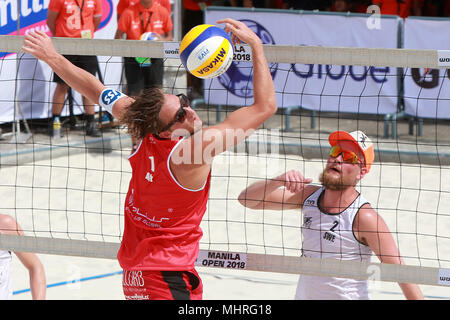 Manila, Filippine. Il 3 maggio, 2018. Felix Friedl (L) dell'Austria compete durante gli uomini di qualifiche del round 1 match contro Ludvig Simonsson e Linus Frantzich di Svezia presso la FIVB Beach Volleyball World Tour a Manila nelle Filippine, il 3 maggio 2018. Massimiliano Trummer e Felix Friedl ha vinto 2-0. Credito: Rouelle Umali/Xinhua/Alamy Live News Foto Stock