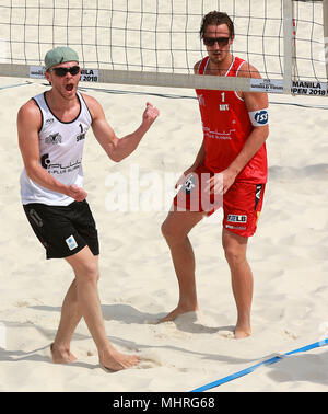 Manila, Filippine. Il 3 maggio, 2018. Ludvig Simonsson (L) della Svezia celebra durante l'uomo qualifiche del round 1 match contro Felix Friedl e Massimiliano Trummer d'Austria alla FIVB Beach Volleyball World Tour a Manila nelle Filippine, il 3 maggio 2018. Ludvig Simonsson e Linus Frantzich perso 0-2. Credito: Rouelle Umali/Xinhua/Alamy Live News Foto Stock