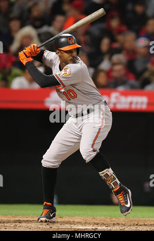 2 maggio 2018: Baltimore Orioles center fielder Adam Jones (10) pipistrelli per gli Orioles nel gioco tra il Baltimore Orioles e Los Angeles gli angeli di Anaheim, Angel Stadium di Anaheim, CA, fotografo: Pietro Joneleit Foto Stock