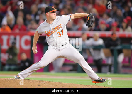 2 maggio 2018: Baltimore Orioles a partire lanciatore Dylan Bundy (37) rende l'inizio per gli Orioles nel gioco tra il Baltimore Orioles e Los Angeles gli angeli di Anaheim, Angel Stadium di Anaheim, CA, fotografo: Pietro Joneleit Foto Stock