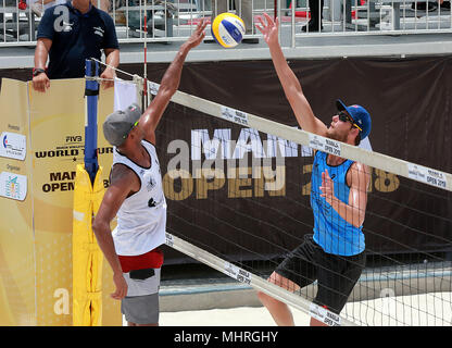 Manila, Filippine. Il 3 maggio, 2018. William Hoey (R) del Canada compete durante gli uomini di qualifiche del round 1 match contro Leo Williams e Mthokozisi Mndingi del Sud Africa a FIVB Beach Volleyball World Tour a Manila nelle Filippine, il 3 maggio 2018. William Hoey e Liam Kopp perso 0-2. Credito: Rouelle Umali/Xinhua/Alamy Live News Foto Stock