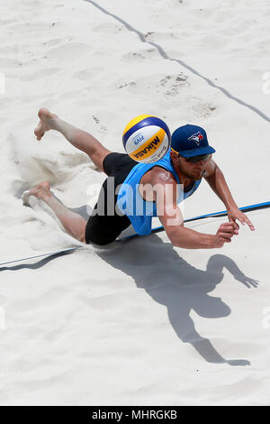 Manila, Filippine. Il 3 maggio, 2018. William Hoey del Canada immersioni durante gli uomini di qualifiche del round 1 match contro Leo Williams e Mthokozisi Mndingi del Sud Africa a FIVB Beach Volleyball World Tour a Manila nelle Filippine, il 3 maggio 2018. William Hoey e Liam Kopp perso 0-2. Credito: Rouelle Umali/Xinhua/Alamy Live News Foto Stock