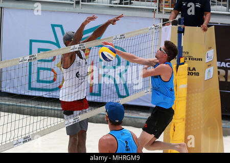 Manila, Filippine. Il 3 maggio, 2018. Leo Williams (L) di Sud Africa blocchi durante l'uomo qualifiche del round 1 match contro Liam Kopp e William Hoey del Canada alla FIVB Beach Volleyball World Tour a Manila nelle Filippine, il 3 maggio 2018. Leo Williams e Mthokozisi Mndingi ha vinto 2-0. Credito: Rouelle Umali/Xinhua/Alamy Live News Foto Stock