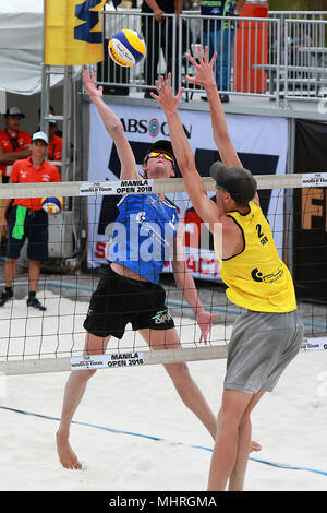 Manila, Filippine. Il 3 maggio, 2018. Mitchell Wakefield (L) dell'Australia compete durante gli uomini di qualifiche del round 1 match contro Max-Jonas Karpa e Milano Sievers della Germania alla FIVB Beach Volleyball World Tour a Manila nelle Filippine, il 3 maggio 2018. Mitchell Wakefield e Justin Schumann perso 0-2. Credito: Rouelle Umali/Xinhua/Alamy Live News Foto Stock