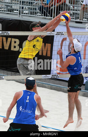 Manila, Filippine. Il 3 maggio, 2018. Milano Sievers (superiore) di blocchi di Germania durante gli uomini di qualifiche del round 1 match contro Mitchell Wakefield e Justin Schumann di Australia al FIVB Beach Volleyball World Tour a Manila nelle Filippine, il 3 maggio 2018. Max-Jonas Karpa e Milano Sievers ha vinto 2-0. Credito: Rouelle Umali/Xinhua/Alamy Live News Foto Stock