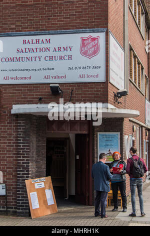 Londra, Regno Unito. Il 3 maggio 2018. Gli elettori sono controllati da scrutatori per il conservatore e parti del lavoro al di fuori di una Balham seggio istituito in un Esercito della Salvezza Hall. Essi sono il voto per le elezioni locali che si svolgerà in 32 London Boroughs e in tutto il paese. Credito: Guy Bell/Alamy Live News Foto Stock