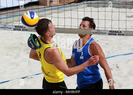 Manila, Filippine. Il 3 maggio, 2018. Simon Fruhbauer (R) dell'Austria compete durante gli uomini di qualifiche del round 1 match contro Paolo Becker e Eric Hildegarde di Germania al FIVB Beach Volleyball World Tour a Manila nelle Filippine, il 3 maggio 2018. Jorg Wutzl e Simon Fruhbauer ha vinto 2-0. Credito: Rouelle Umali/Xinhua/Alamy Live News Foto Stock