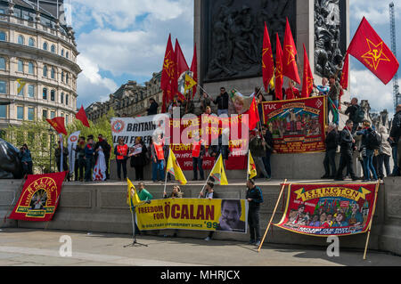 1 maggio 2018 - Londra, Regno Unito. Il 1 maggio 2018. Banner e bandiere sul plinto in Trafalgar Square per il rally inclusi molti dal London International e le comunità di immigrati che celebra i lavoratori Internazionali al giorno. Ci sono stati interventi da parte di un numero di sindacalisti e militanti e incluso un breve silenzio in memoria di Mehmet Aksoy ucciso in Siria durante le riprese con i combattenti curdi e aveva parlato per i curdi a eventi precedenti. Alla fine del rally vi è stato un discorso di Brixton Ritzy sindacalista Kelly Rogers vittime di Picturehouse e vari lavoratori precari gruppi w Foto Stock