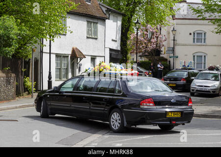 St Mary Cray, Kent, Regno Unito, 3 Maggio 2018.Il servizio e le esequie di Henry Vincent, l'intruso che morì a seguito di una lotta con Richard Osborn-Brooks, viene tenuto nella sonnolenta cittadina di St Mary Cray sotto la forte presenza della polizia e le minacce di violenza contro i membri dei media. Un gran numero della sua famiglia e della comunità sono presenti. Credito: Imageplotter News e sport/Alamy Live News Foto Stock