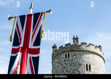 Windsor, Regno Unito. Il 3 maggio, 2018. Un aereo vola vicino al Castello di Windsor. Aeromobili è stato proibito volare al di sopra del castello durante il principe Harry e Meghan Markle wedding a seguito di una richiesta da Thames Valley Police. Credito: Mark Kerrison/Alamy Live News Foto Stock