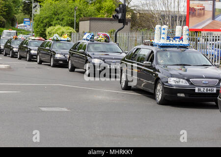 St Mary Cray, Kent, Regno Unito, 3 maggio 2018. Il corteo funebre, fa il suo modo intorno alla città, in un apparente viaggiatore la tradizione di guidare i morti passato alcuni dei loro luoghi familiari. Il servizio e le esequie di Henry Vincent, l'intruso che morì a seguito di una lotta con Richard Osborn-Brooks, viene tenuto nella sonnolenta cittadina di St Mary Cray sotto la forte presenza della polizia e le minacce di violenza contro i membri dei media. Un gran numero della sua famiglia e della comunità sono presenti. Credito: Imageplotter News e sport/Alamy Live News Foto Stock