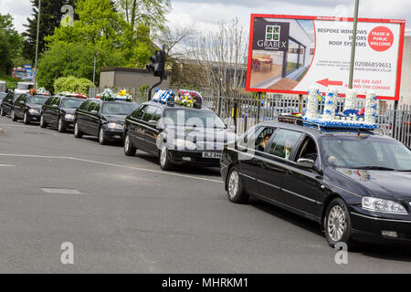 St Mary Cray, Kent, Regno Unito, 3 maggio 2018. Il corteo funebre, fa il suo modo intorno alla città, in un apparente viaggiatore la tradizione di guidare i morti passato alcuni dei loro luoghi familiari. Il servizio e le esequie di Henry Vincent, l'intruso che morì a seguito di una lotta con Richard Osborn-Brooks, viene tenuto nella sonnolenta cittadina di St Mary Cray sotto la forte presenza della polizia e le minacce di violenza contro i membri dei media. Un gran numero della sua famiglia e della comunità sono presenti. Credito: Imageplotter News e sport/Alamy Live News Foto Stock