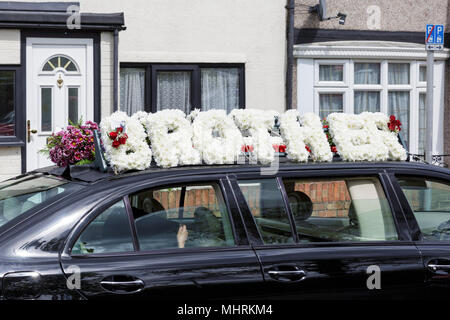 St Mary Cray, Kent, Regno Unito, 3 maggio 2018. Il corteo funebre, fa il suo modo intorno alla città, in un apparente viaggiatore la tradizione di guidare i morti passato alcuni dei loro luoghi familiari. Il servizio e le esequie di Henry Vincent, l'intruso che morì a seguito di una lotta con Richard Osborn-Brooks, viene tenuto nella sonnolenta cittadina di St Mary Cray sotto la forte presenza della polizia e le minacce di violenza contro i membri dei media. Un gran numero della sua famiglia e della comunità sono presenti. Credito: Imageplotter News e sport/Alamy Live News Foto Stock