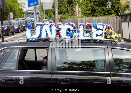 St Mary Cray, Kent, Regno Unito, 3 maggio 2018. Il corteo funebre, fa il suo modo intorno alla città, in un apparente viaggiatore la tradizione di guidare i morti passato alcuni dei loro luoghi familiari. Il servizio e le esequie di Henry Vincent, l'intruso che morì a seguito di una lotta con Richard Osborn-Brooks, viene tenuto nella sonnolenta cittadina di St Mary Cray sotto la forte presenza della polizia e le minacce di violenza contro i membri dei media. Un gran numero della sua famiglia e della comunità sono presenti. Credito: Imageplotter News e sport/Alamy Live News Foto Stock