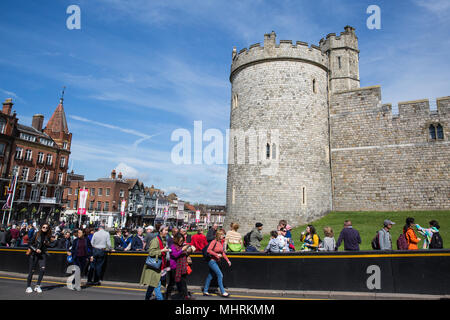 Windsor, Regno Unito. Il 3 maggio, 2018. I turisti di visitare il Castello di Windsor. Credito: Mark Kerrison/Alamy Live News Foto Stock