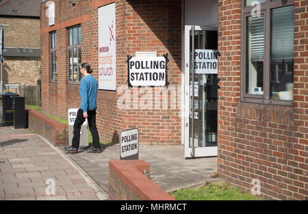 Merton Park, London, Regno Unito. Il 3 maggio 2018. Un trickle di inizio gli elettori a Merton Park Ward seggio al mattino, durante l'ora di punta nella calda luce del sole. Credito: Malcolm Park/Alamy Live News. Foto Stock