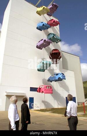 Arte industriale. Presso il nuovo stabilimento DaimlerChrysler nella città brasiliana di Juiz de Fora, circa 180 km a nord est di Rio de Janeiro, una classe di organismi appendere alla parete esterna di un edificio in fabbrica. Daimlerchrysler ha inaugurato la sua prima produzione e impianto di assemblaggio in America Latina il 23.4.1999 con il nuovo impianto in cui una Mercedes a vetture di classe sono fabbricati. In fabbrica, soltanto la classe da Mercedes-Benz verrà eseguito dalla linea di produzione. | Utilizzo di tutto il mondo Foto Stock