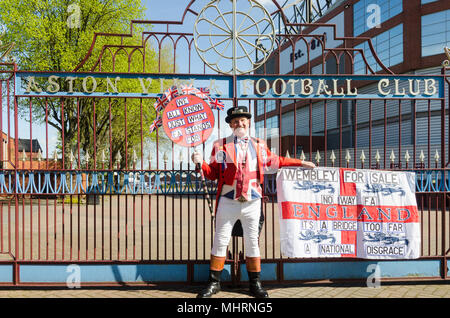 Aston,Birmingham, UK. Il 3 maggio 2018. Uomo vestito da John Bull fuori Aston Villa Football Club protestando circa la possibile vendita mediante la Football Association di Wembley Stadium. Credito: Nick Maslen/Alamy Live News Foto Stock