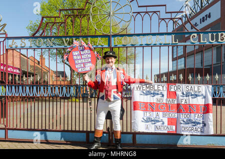 Aston,Birmingham, UK. Il 3 maggio 2018. Uomo vestito da John Bull fuori Aston Villa Football Club protestando circa la possibile vendita mediante la Football Association di Wembley Stadium. Credito: Nick Maslen/Alamy Live News Foto Stock