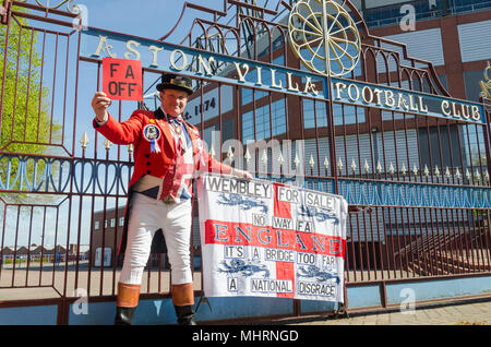 Aston,Birmingham, UK. Il 3 maggio 2018. Uomo vestito da John Bull fuori Aston Villa Football Club protestando circa la possibile vendita mediante la Football Association di Wembley Stadium. Credito: Nick Maslen/Alamy Live News Foto Stock