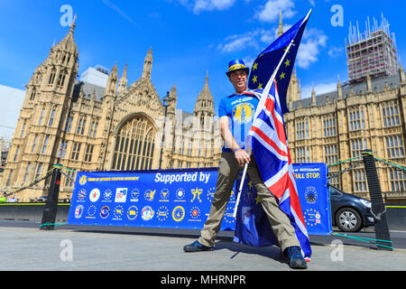 Westminster, Londra, Regno Unito. Il 3 maggio 2018. Steve Bray, organizzatore del quotidiano SODEM (Stand di Defiance Movimento Europeo) anti-Brexit protesta al di fuori del Parlamento schernisce il 'Tory atteggiamento di potenza" (noto anche come la forza conservatrice posa) recentemente mostrato dal nuovo Segretario Home Sajid Javid, e altri membri del governo. A seguito di una nuova sconfitta per il Governo alla Camera dei Lord ieri su 'no deal' opzione, il pro-UE manifestanti sono di buon umore oggi. Credito: Imageplotter News e sport/Alamy Live News Foto Stock