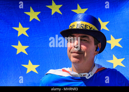 Westminster, Londra, Regno Unito. Il 3 maggio 2018. Steve Bray, organizzatore del quotidiano SODEM (Stand di Defiance Movimento Europeo) anti-Brexit protestare fuori il Parlamento pone di fronte la bandiera dell'UE con le stelle gialle in blu. Credito: Imageplotter News e sport/Alamy Live News Foto Stock