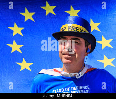 Westminster, Londra, Regno Unito. Il 3 maggio 2018. Steve Bray, organizzatore del quotidiano SODEM (Stand di Defiance Movimento Europeo) anti-Brexit protestare fuori il Parlamento pone di fronte la bandiera dell'UE con le stelle gialle in blu. Credito: Imageplotter News e sport/Alamy Live News Foto Stock