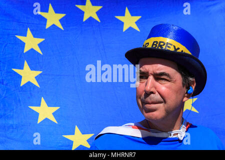 Westminster, Londra, Regno Unito. Il 3 maggio 2018. Steve Bray, organizzatore del quotidiano SODEM (Stand di Defiance Movimento Europeo) anti-Brexit protestare fuori il Parlamento pone di fronte la bandiera dell'UE con le stelle gialle in blu. Credito: Imageplotter News e sport/Alamy Live News Foto Stock