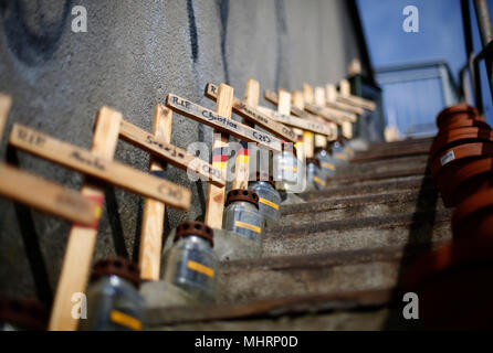 03 maggio 2018, Germania, Duisburg: croci di legno sono collocati su una scala del memoriale per le 21 vittime della Loveparade. Il 24 Luglio 2010 21 giovani morti in una mischia durante la techno parade. Foto: Ina Fassbender/dpa Foto Stock