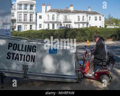 Richmond, Londra, Regno Unito. Il 3 maggio, 2018. Un elettore va a gettare il suo turno nel cruciale di borough di Richmond a sud-ovest di Londra, la casa di Vince il cavo e dove i liberali democratici sono sperando di fare guadagni nei locali elezioni del consiglio.. Foto Data: giovedì, 3 maggio 2018. Foto: Roger Garfield/Alamy Live News Foto Stock