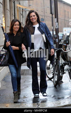 Milano, Alena Seredova nel centro con un amico Alena Seredova passeggiate per le strade del centro con un amico. Foto Stock