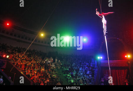 Kiev, Ucraina. Il 3 maggio, 2018. Artisti circensi eseguire durante la presentazione della nuova mostra ''l'Affreschi di Kiev'' all'Ucraina Circo nazionale di Kiev, in Ucraina, il 3 maggio 2018. Kiev il Circus è uno dei più antichi in Ucraina. Lo spettacolo andrà in scena a partire dal 03 maggio fino al 01 luglio. Credito: Serg Glovny/ZUMA filo/Alamy Live News Foto Stock