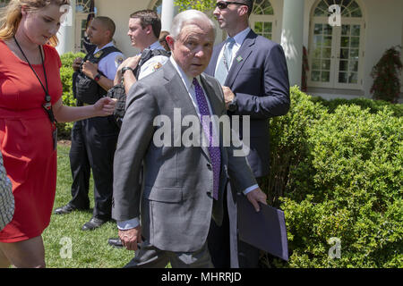 Washington, Distretto di Columbia, Stati Uniti d'America. Il 3 maggio, 2018. Il procuratore generale Jeffrey sessioni esce dal Giardino di Rose dopo una giornata nazionale di preghiera evento presso la Casa Bianca a Washington il 3 maggio 2018. Credito: Alex Edelman/CNP Credito: Alex Edelman/CNP/ZUMA filo/Alamy Live News Foto Stock