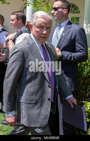 Il procuratore generale Jeffrey sessioni esce dal Giardino di Rose dopo una giornata nazionale di preghiera evento presso la Casa Bianca a Washington il 3 maggio 2018. Credito: Alex Edelman/CNP /MediaPunch Foto Stock