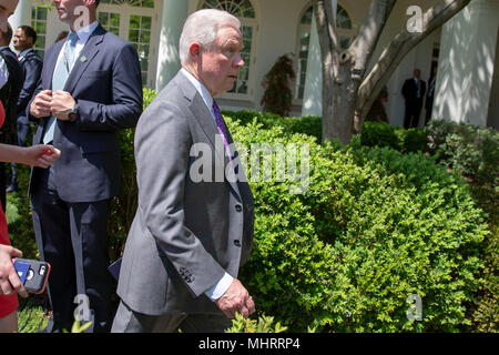 Il procuratore generale Jeffrey sessioni esce dal Giardino di Rose dopo una giornata nazionale di preghiera evento presso la Casa Bianca a Washington il 3 maggio 2018. Credito: Alex Edelman/CNP /MediaPunch Foto Stock